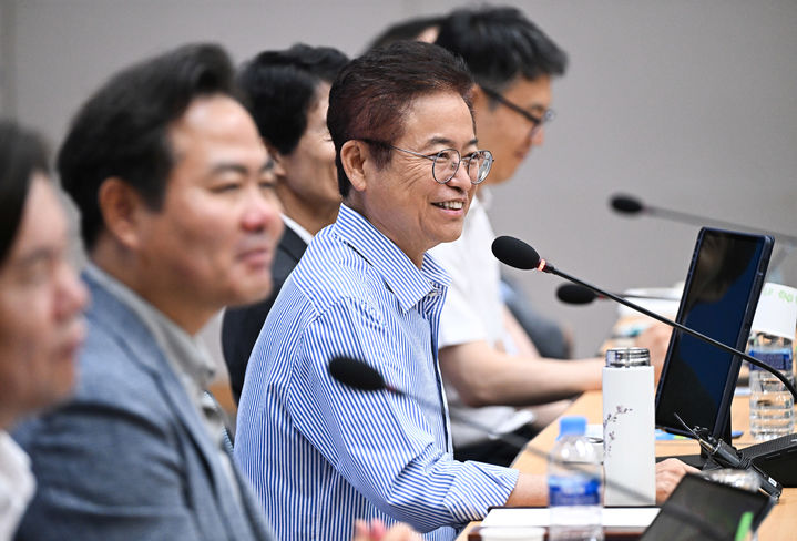 [안동=뉴시스] 8일 이철우 경북지사가 도청에서&nbsp; 제2차 경북도 공공기관 혁신전략 회의를 주재하고 있다. (사진=경북도 제공) 2025.07.08 photo@newsis.com *재판매 및 DB 금지