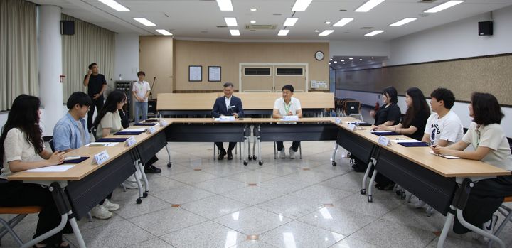 [안산=뉴시스] 허숭 안산도시공사 사장(가운데 왼쪽)이 4일 정보공개 모니터단을 위촉하고 환담하고 있다. (사진=안산도시공사 제공) 2025.07.08. photo@newsis.com *재판매 및 DB 금지