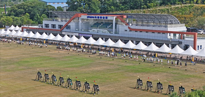 [임실=뉴시스] 지난 7일부터 12일까지 일정으로 임실 오수 국제양궁장에서 열린 '화랑기 제46회 전국 시도 대항 양궁대회' 출전한 선수들이 과녁을 겨냥하며 도열해 있다. *재판매 및 DB 금지