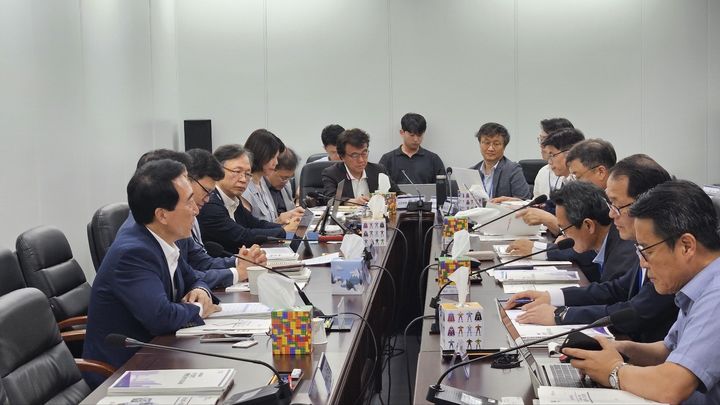 [부산=뉴시스] 부산시는 8일 정부서울청사 창성동 별관에서 열린 국정기획위원회 국가균형성장특별위원회 간담회에 참석해, 이재명 정부의 부산 지역공약을 이행하기 위한 방안을 논의했다. (사진=부산시 제공) 2025.07.08. photo@newsis.com *재판매 및 DB 금지