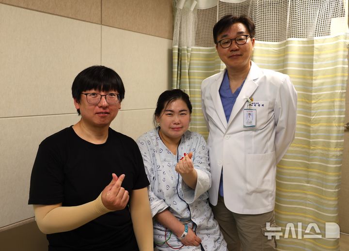 [포항=뉴시스] 송종욱 기자 = 경북 포항세명기독병원과 119안전센터의 신속한 대응으로 내연산 등반 도중 급성 심근경색 환자 A(여·42) 씨의 생명을 구했다. 사진은 급성 심근경색 진단을 받은 후 응급 관상동맥중재술 시술을 받고 건강을 회복한 A(가운데)씨와 남편, 포항세명기독병원 정항재 진료처장(심장센터장)이 기념 촬영하는 모습. (사진=세명기독병원 제공) 2025.07.08. photo@newsis.com