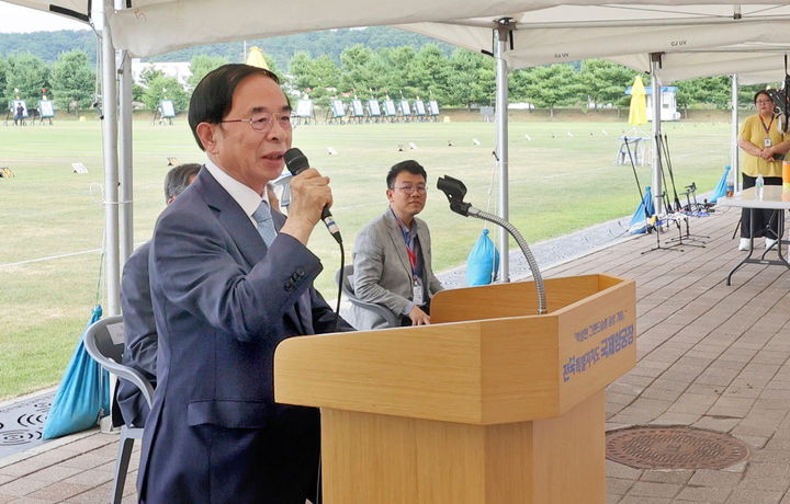 [임실=뉴시스] 지난 7일부터 12일까지 일정으로 임실 오수 국제양궁장에서 열린 '화랑기 제46회 전국 시도 대항 양궁대회' 신민 임실군수가 선수단에 대한 환영인사를 하고 있다. *재판매 및 DB 금지