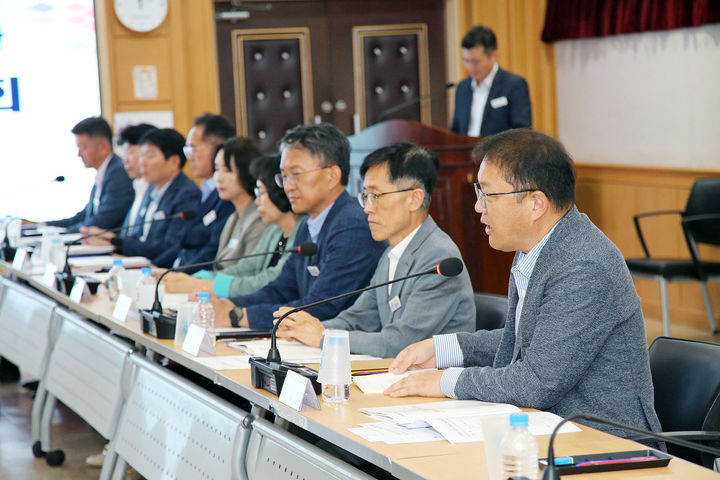 [창원=뉴시스] 강경국 기자 = 장금용 경남 창원시장 권한대행이 8일 창원시청에서 도의원 초청 간담회를 갖고 있다. (사진=창원시청 제공). 2025.07.08. photo@newsis.com *재판매 및 DB 금지