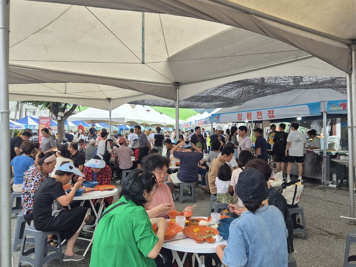 [양평=뉴시스] 일회용품 사용이 금지된 양평수박축제. (사진=양평군 제공) 2025.07.08. photo@newsis.com&nbsp; *재판매 및 DB 금지