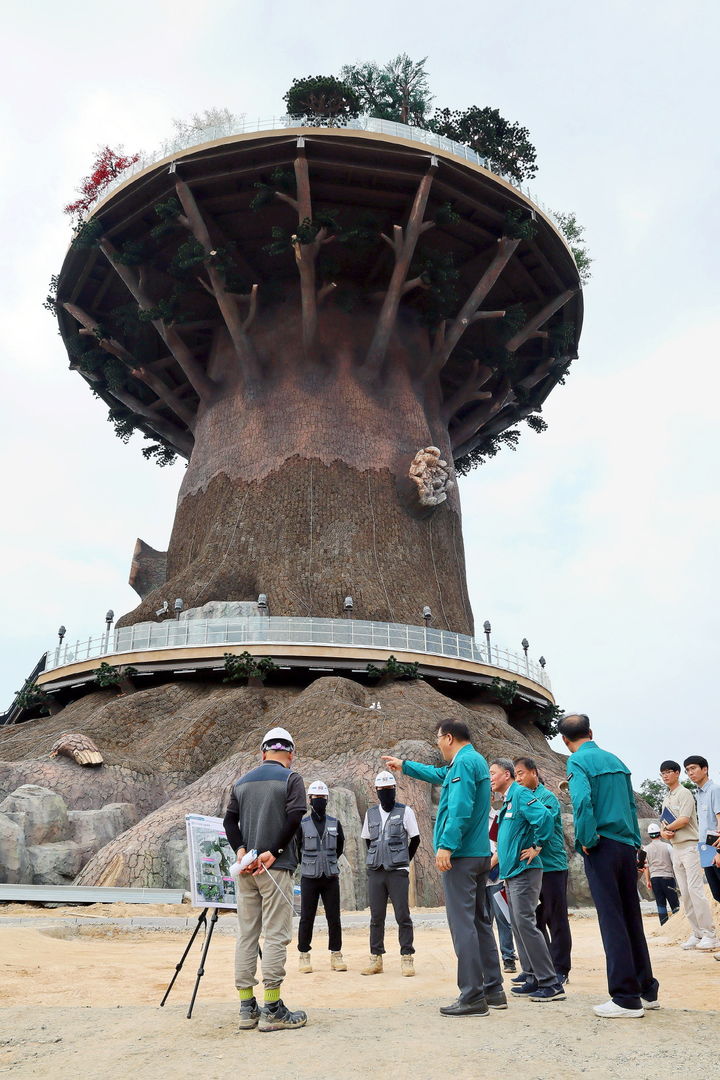 [창원=뉴시스] 강경국 기자 = 장금용 경남 창원시장 권한대행과 관계 공무원, 시공사 관계자들이 8일 부실한 외형으로 시민들의 비난을 받고 있는 대상공원 '빅트리'에 대한 특별점검을 실시하고 있다. (사진=창원시청 제공). 2025.07.08. photo@newsis.com *재판매 및 DB 금지