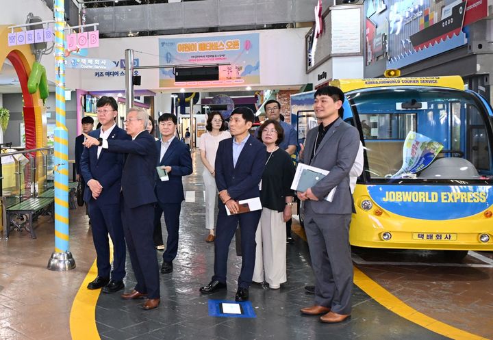 [안산=뉴시스] 이민근 안산시장(왼쪽 첫번째)이 이병균 이사장의 소개를 받으며 한국잡월드 청소년체험관을 둘러보고 있다. (사진=안산시 제공) 2025.07.08. photo@newsis.com *재판매 및 DB 금지