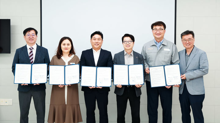 [울산=뉴시스] HD현대중공업 관계자들이 8일 울산 동구장애인복지관에 발달장애인 재활 지원금 3500만원을 전달하고 있다. (사진=HD현대중공업 제공) 2025.07.08. photo@newsis.com *재판매 및 DB 금지