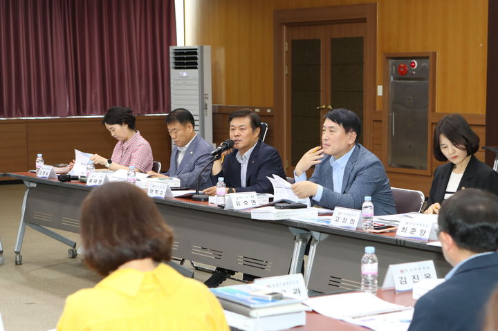 [정읍=뉴시스] 지난 7일 정읍시청에서 열린 '정읍시 스마트도시계획 수립 용역 최종보고회', 이학수 시장(왼쪽 세번째)이 스마트도시 계획의 실현을 위한 행정의 집중력을 강조하고 있다. *재판매 및 DB 금지