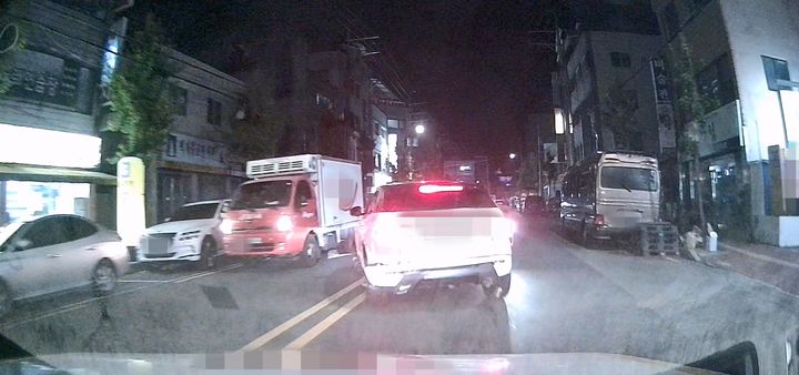 [진주=뉴시스]7일 오후8시56분께 진주시 도심지에서 음주차량이 신호를 무시한 채 도로를 질주하고 있다.(사진=독자 제공).2025.07.08.photo@newsis.com *재판매 및 DB 금지