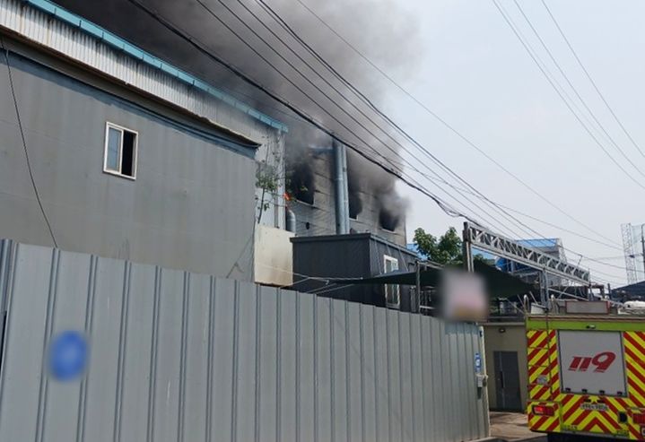 [인천=뉴시스] 8일 오후 2시23분께 인천 남동구 고잔동 한 금속 제조 공장에서 불이 나고 있다. (사진=인천소방본부 제공) 2025.07.08. photo@newsis.com *재판매 및 DB 금지