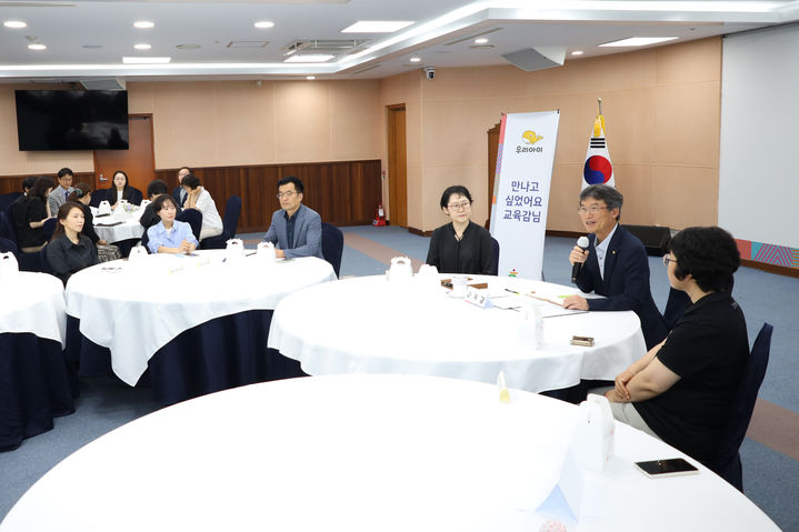 [울산=뉴시스] 구미현 기자 = 울산시교육청은 8일 '시민과 만나는 교육감' 행사를 열었다. 천창수 교육감이 시민들과 대화를 하고 있다. (울산시교육청 제공) photo@newsis.com *재판매 및 DB 금지