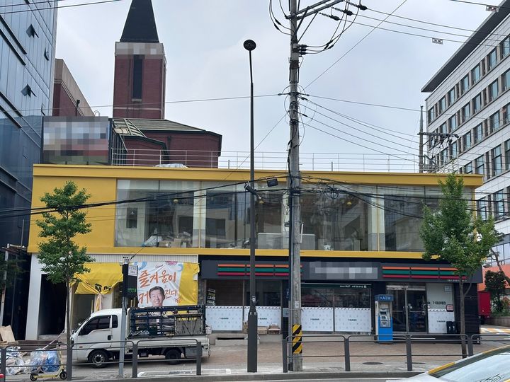 [서울=뉴시스] 전병훈 기자 = 메가MGC커피가 서울 강남구 논현동에 매장 오픈을 준비 중이다. 메가MGC커피 새 점포가 들어서는 곳은 이디야커피의 본사 바로 맞은 편이다. 2025.07.08. *재판매 및 DB 금지