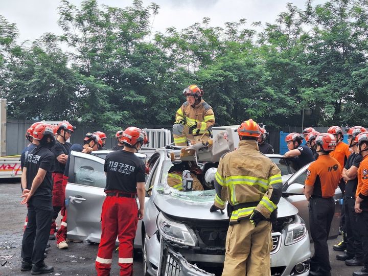 [서울=뉴시스] 교통사고 대응능력 강화 특별훈련을 진행 중인 서울소방재난본부. 2025.07.08 (사진 제공=서울소방재난본부) photo@newsis.com *재판매 및 DB 금지