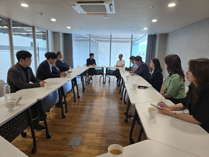 [창원=뉴시스] 강경국 기자 = 더불어민주당 경남 창원시의원단이 8일 마산합포구에 위치한 대한민국민주주의전당을 방문해 전시 콘텐츠와 시설물 현황을 점검하고 있다. (사진=더불어민주당 제공). 2025.07.08. photo@newsis.com *재판매 및 DB 금지