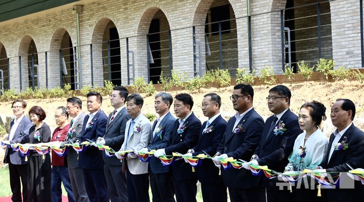 [청주=뉴시스] 8일 충북 괴산군 청천면 후영리 옛 대후분교에서 열린 '충북형 농촌공간 활용 시범사업' 준공식에서 김영환 충북지사와 정희민 포스코이앤씨 사장 등 참석자들이 테이프커팅을 하고 있다.(사진=충북도 제공) 2025.07.08. photo@newsis.com *재판매 및 DB 금지