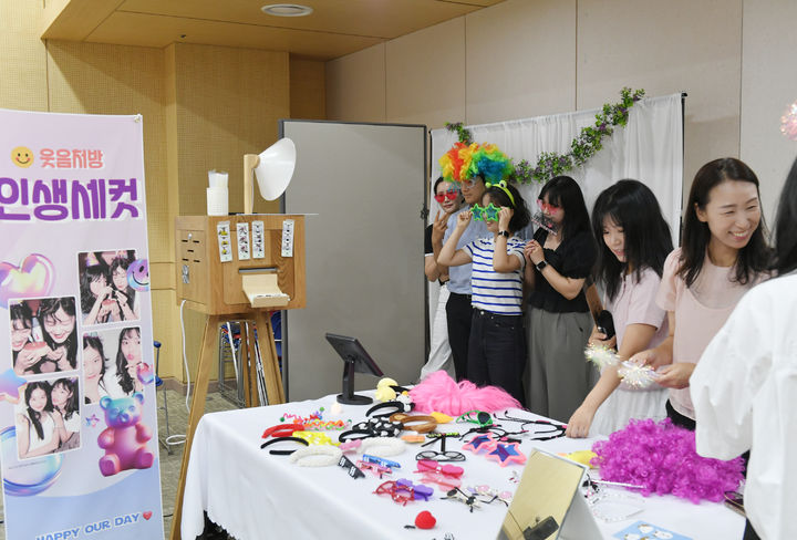 [광주=뉴시스] 광주 서구청 공직자들이 8일 본청 들불홀에서 열린 행복약국 이벤트에 참여하고 있다. (사진 = 광주 서구 제공) 2025.07.08. photo@newsis.com *재판매 및 DB 금지