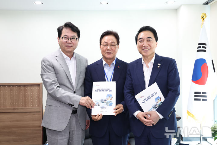 [서울=뉴시스]박완수(가운데) 경남도지사가 8일 오전 국정기획위원회 이한주(왼쪽) 위원장, 박수현 국가균형성장특위위원장을 만나 '이재명 대통령의 경남지역 공약 핵심 프로젝트 채택 건의' 책자를 전달하고 있다.(사진=경남도 제공) 2025.07.08. photo@newsis.com