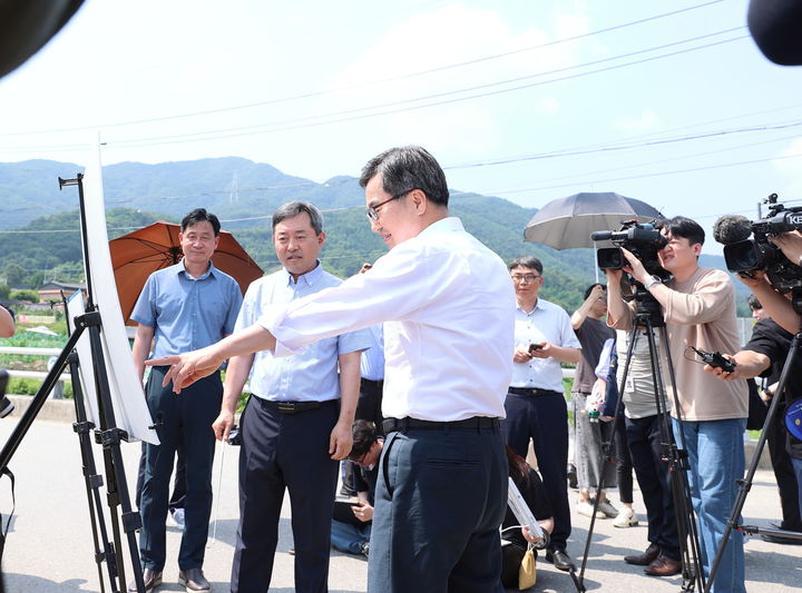 [수원=뉴시스] 8일 오후 김동연 경기도지사가 양평군 양서면의 서울-양평고속도로 현장을 방문해 점검하고 있다. (사진=경기도 제공) 2025.07.08. photo@newsis.com *재판매 및 DB 금지