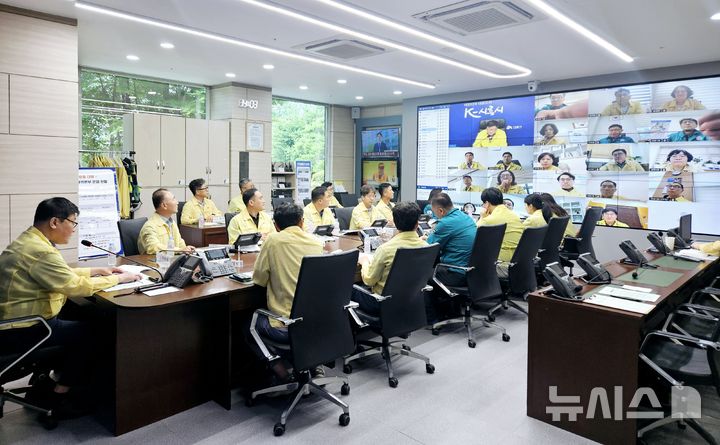 [시흥=뉴시스] 경기 시흥시는 8일 상황실에서 '폭염 대응 긴급 점검회의'를 열고 있다. (사진=시흥시 제공) 2025.07.08. photo@newsis.com