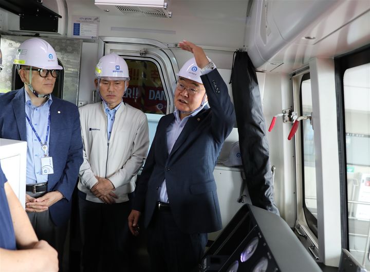 [서울=뉴시스] 박성주 서울시메트로9호선 대표이사가 열차 안 냉방장치를 점검하고 있는 모습. 2025.07.08 (사진 제공=서울시메트로9호선) photo@newsis.com *재판매 및 DB 금지