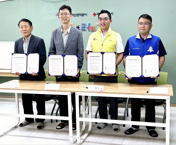 [강릉=뉴시스] 캠코 강원-한국가스公 지역상생 사회공헌 협약을 체결하고 있다.(사진=캠코 강원 제공)photo@newsis.com *재판매 및 DB 금지