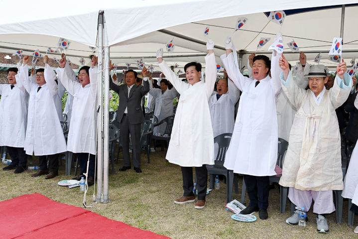 [밀양=뉴시스] 최수봉 의사 순국 104주기 추념식 참가자들이 대한독립만세를 외치고 있다. (사진=밀양시 제공) 2025.07.08. photo@newsis.com *재판매 및 DB 금지