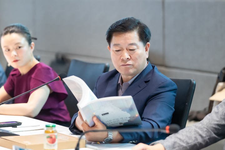 [광명=뉴시스] 박승원 경기 광명시장(왼쪽)이 8일 시청 컨퍼런스룸에서 열린 '차량기지 광명이전 백지화 시민활동 기록화 용역' 최종보고회에서 백서를 들여다보고 있다. (사진=광명시 제공) 2025.07.08. photo@newsis.com *재판매 및 DB 금지