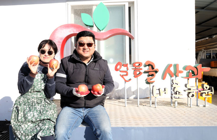 [창원=뉴시스]밀양농협 이수원·오영아 부부.(사진=경남농협 제공) 2025.07.08.photo@newsis.com *재판매 및 DB 금지