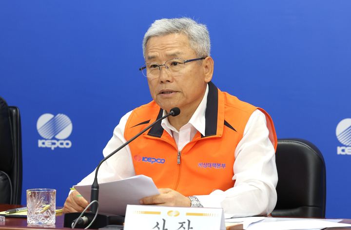 [세종=뉴시스]한전은 8일 재난종합상황실에서 전국 15개 지역본부가 동시에 참여하는 '전력수급 비상훈련'을 실시했다. 비상수급훈련을 주재하는 김동철 한전 사장이다.(사진=한전 제공) *재판매 및 DB 금지