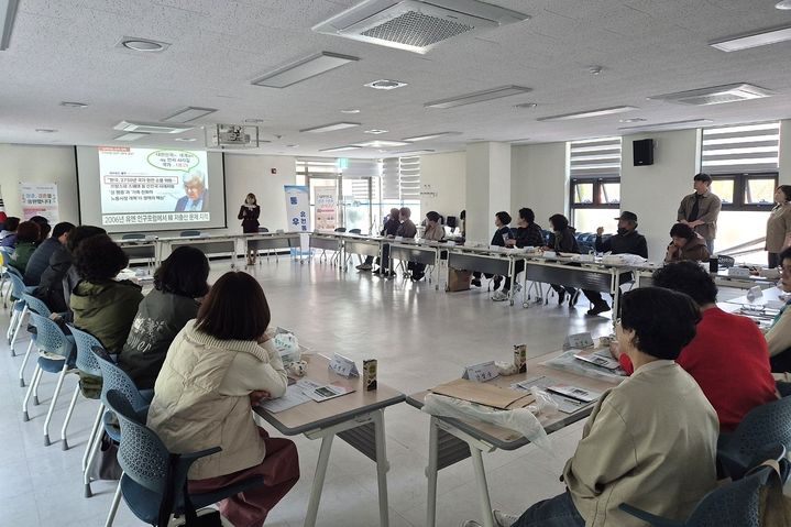 [대구=뉴시스] 대구시 달서구는 초저출생 인구 위기에 선제적으로 대응하고 결혼이 주는 행복한 가치와 가족의 소중함을 확산하기 위해 하반기에도 '잘 만나보세, 사업안내단'을 운영한다. (사진=대구시 달서구 제공) 2025.07.08. photo@newsis.com *재판매 및 DB 금지