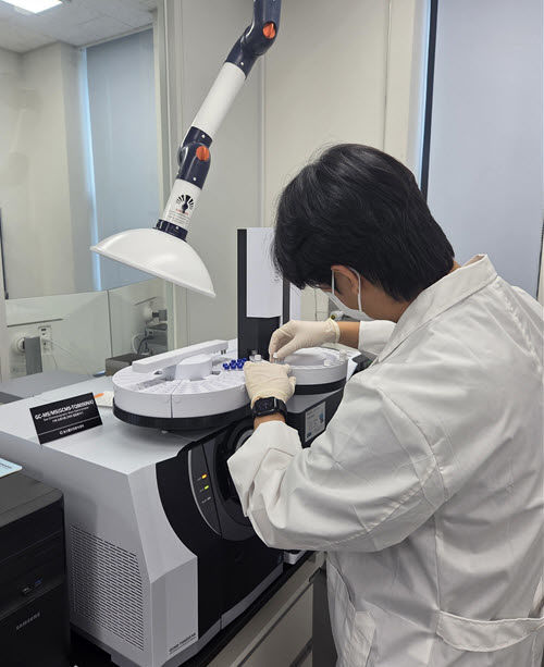 [화순=뉴시스] 전남 화순군은 농촌진흥청과 영국식품환경연구청(FERA)에서 잔류농약 분석 역량을 공식 인정받았다고 8일 밝혔다. 사진은 화순군이 운영 중인 농산물안전성분석실. (사진=화순군 제공) 2025.07.08. photo@newsis.com *재판매 및 DB 금지