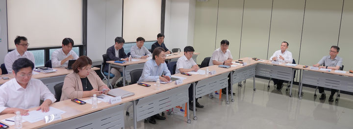 8일 오후 서울 중구 신용회복위원회에서 권대영금융위원회 사무처장 주재로 '소상공인 금융 애로해소를 위한 첫 번째 현장 간담회'가 개최됐다. (사진=금융위원회 제공) photo@newsis.com *재판매 및 DB 금지