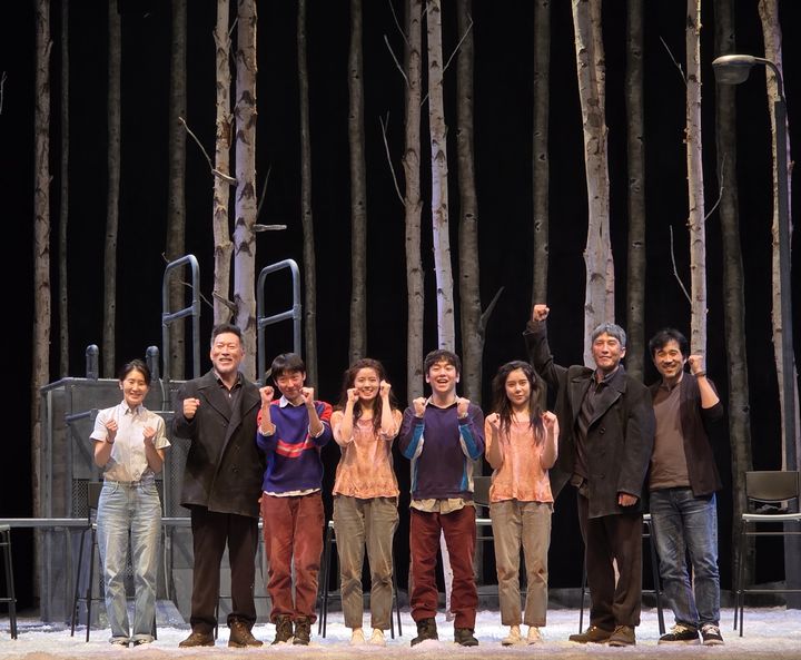 [서울=뉴시스] 조기용 기자 = 8일 서울 중구 국립극장 해오름극장에서 열린 연극 '렛미인' 프레스콜에서 출연진과 연출이 기념사진을 촬영하고 있다. 2025.07.08. excuseme@newsis.com 