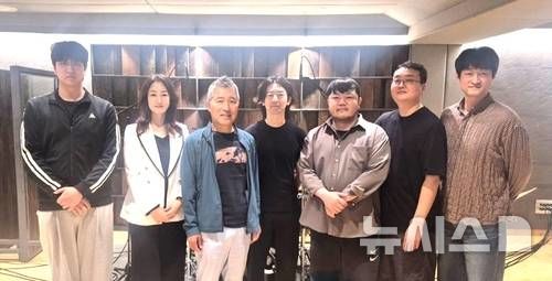 [안양=뉴시스] 앨범 '고마운 불청객'을 기획·제작한 안양대 글로벌대학원 K 콘텐츠비즈니스학과 대학원생과 김민주 주임교수(사진 왼쪽 두번째).(사진=안양대 제공).2025.07.08. photo@newsis.com *재판매 및 DB 금지