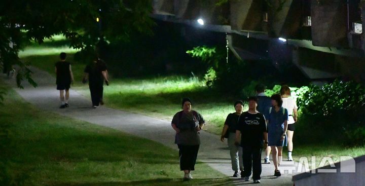 [광주=뉴시스] 이현행 기자= 8일 오후 광주 동구 광주천변 인근에서 시민들이 천변 인근을 거닐며 무더위를 이겨내고 있다. 2025.07.08 lhh@newsis.com