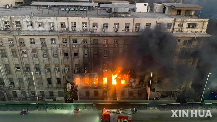 [카이로=신화/뉴시스] 7일(현지시간) 이집트 카이로에 있는 통신회사 건물에서 화재가 발생해 소방대원들이 진화작업을 벌이고 있다. 이번 화재로 최소 20명이 다쳤으며 카이로 일부 지역에서는 통신 및 인터넷 서비스가 중단됐다. 2025.07.08