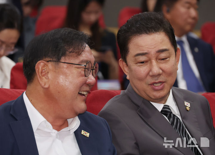 [서울=뉴시스] 고승민 기자 = 김병기 더불어민주당 원내대표와 김태년 의원이 8일 서울 여의도 국회 의원회관에서 열린 '경제는 민주당 : 코스피 5000시대 실현을 위해 민주당이 할 일 : ①부동산편' 특강에서 대화를 하고 있다. 2025.07.08. kkssmm99@newsis.com