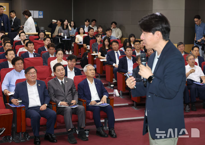 [서울=뉴시스] 고승민 기자 = 김병기 더불어민주당 원내대표와 김태년 의원 등 의원들이 8일 서울 여의도 국회 의원회관에서 열린 '경제는 민주당 : 코스피 5000시대 실현을 위해 민주당이 할 일 : ①부동산편' 특강에서 이광수 애널리스트의 강연을 듣고 있다. 2025.07.08. kkssmm99@newsis.com