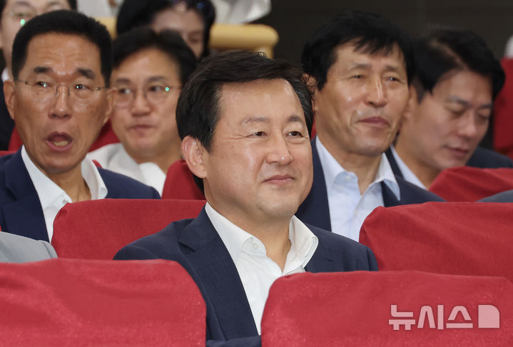 [서울=뉴시스] 고승민 기자 = 김용남 전 의원이 지난해 7월 8일 서울 여의도 국회 의원회관에서 열린 '경제는 민주당 : 코스피 5000시대 실현을 위해 민주당이 할 일 : ①부동산편' 특강에 참석해 강연을 듣고 있다. 2025.07.08. kkssmm99@newsis.com