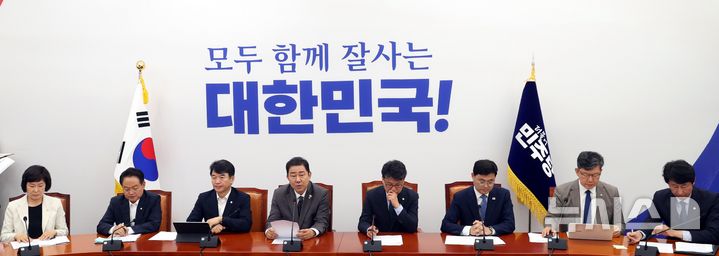 [서울=뉴시스] 조성봉 기자 = 김병기 더불어민주당 당대표 직무대행 겸 원내대표가 8일 오전 서울 여의도 국회에서 열린 원내대책회의에서 발언을 하고 있다.2025.07.08. suncho21@newsis.com