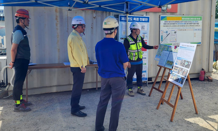 [광주=뉴시스] 광주시 폭염대비 건설 현장점검. (사진=광주시청 제공). photo@newsis.com *재판매 및 DB 금지