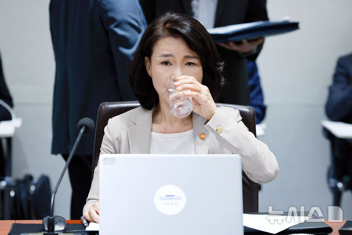 [서울=뉴시스] 고범준 기자 = 이진숙 방송통신위원장이 8일 서울 용산 대통령실 청사에서 열린 국무회의에 참석해 물을 마시고 있다. 2025.07.08. bjko@newsis.com