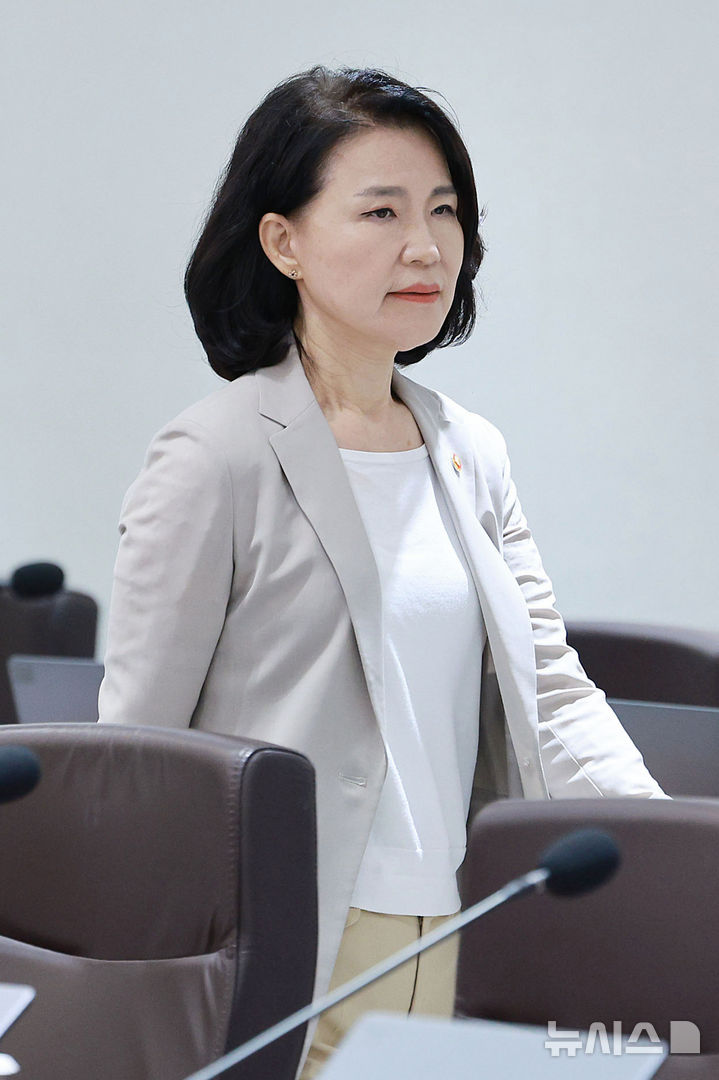 [서울=뉴시스] 고범준 기자 = 이진숙 방송통신위원장이 8일 서울 용산 대통령실 청사에서 열린 국무회의에 참석하고 있다. 2025.07.08. bjko@newsis.com
