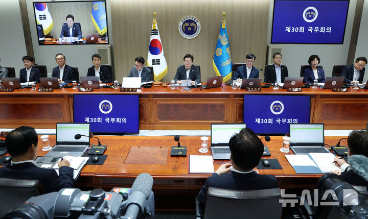 [서울=뉴시스] 고범준 기자 = 이재명 대통령이 8일 서울 용산 대통령실 청사에서 열린 국무회의에서 발언하고 있다. 2025.07.08. bjko@newsis.com