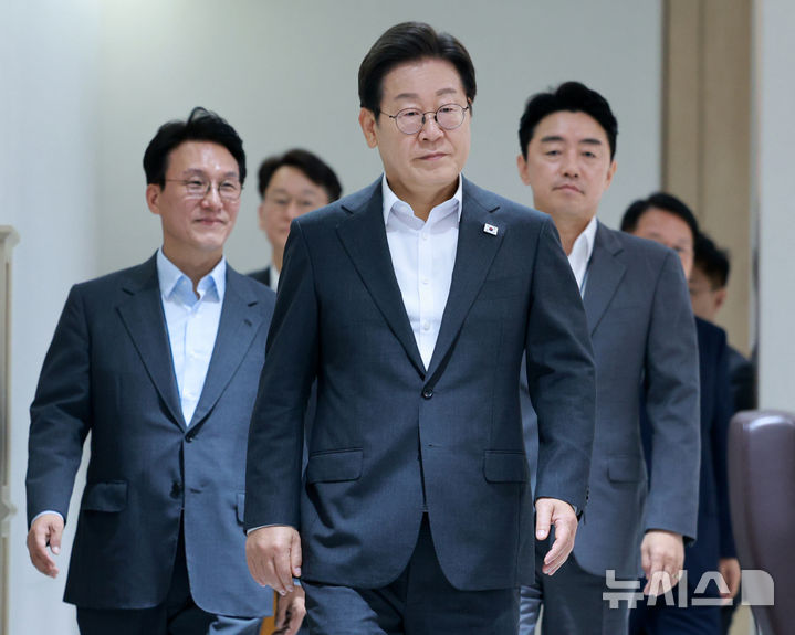 [서울=뉴시스] 고범준 기자 = 이재명 대통령이 8일 서울 용산 대통령실 청사에서 열린 국무회의에 입장하고 있다. 2025.07.08. bjko@newsis.com