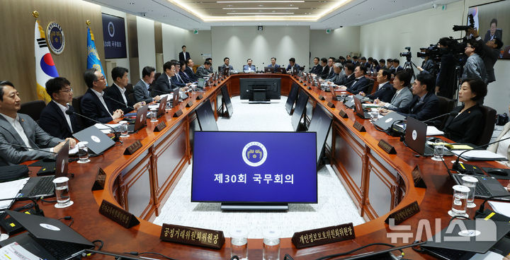 [서울=뉴시스] 고범준 기자 = 이재명 대통령이 8일 서울 용산 대통령실 청사에서 열린 국무회의에서 발언하고 있다. 2025.07.08. bjko@newsis.com