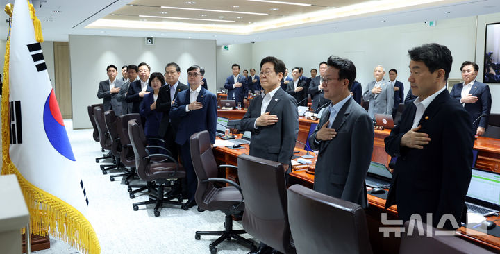[서울=뉴시스] 고범준 기자 = 이재명 대통령이 8일 서울 용산 대통령실 청사에서 열린 국무회의에서 국기에 경례를 하고 있다. 2025.07.08. bjko@newsis.com
