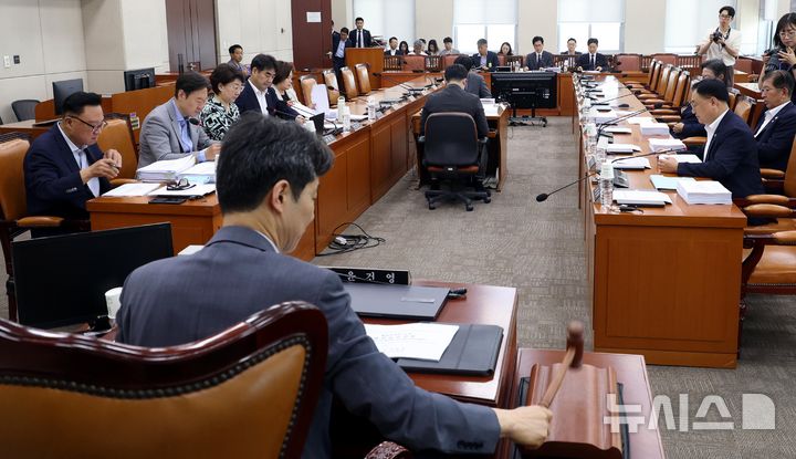 [서울=뉴시스] 조성봉 기자 = 윤건영 국회 행안위 법안심사제1소위원장이 8일 오전 서울 여의도 국회에서 열린 행정안전위원회 법안심사제1소위원회에서 의사봉을 두드리고 있다. 2025.07.08. suncho21@newsis.com