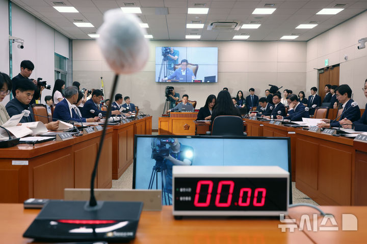 [서울=뉴시스] 고승민 기자 = 8일 서울 여의도 국회에서 열린 농림축산식품해양수산위원회 전체회의에서 어기구 위원장이 회의를 주재하고 있다. 2025.07.08. kkssmm99@newsis.com