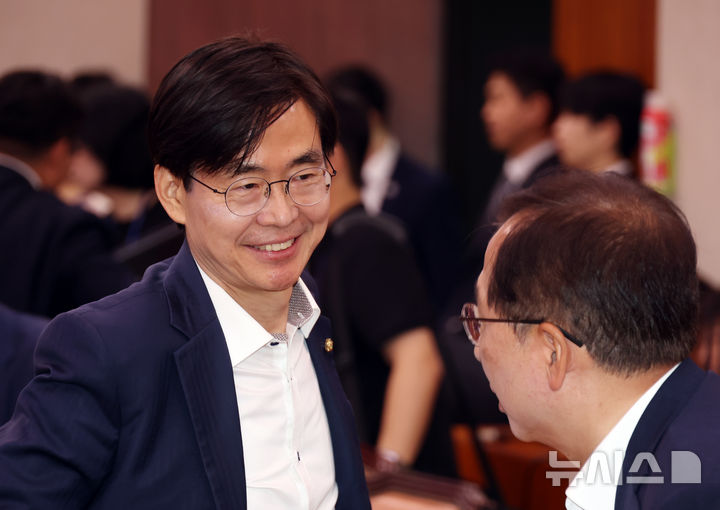 [서울=뉴시스] 고승민 기자 = 조경태 국민의힘 의원이 8일 서울 여의도 국회에서 열린 농림축산식품해양수산위원회 전체회의에서 의원들과 인사를 나누고 있다. 2025.07.08. kkssmm99@newsis.com